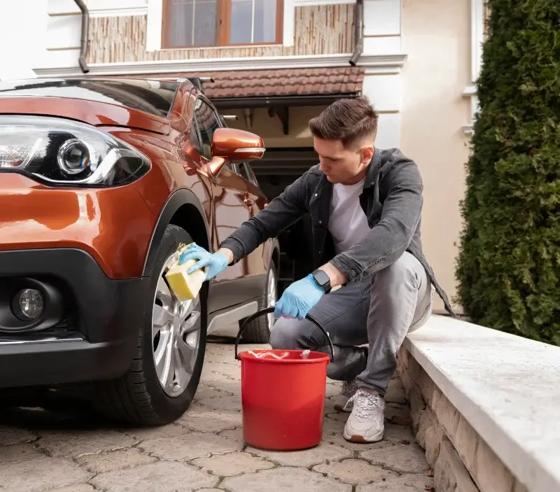 Lavage auto à domicile Villette-de-Vienne : professionnel intervenant sur un véhicule
